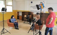 Kristína Mojžišová pri rozhovore s Annou Koptovou, ktorá má najväčšiu zásluhu na uzákonení rómskych národnostných práv v roku 1991 - spracovávanie histórie Rómov od Nežnej revolúcie