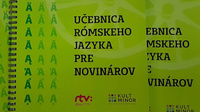 Učebnica rómskeho jazyka pre novinárov, ktorú RTVS vydala, je prvou svojho druhu v Európe.